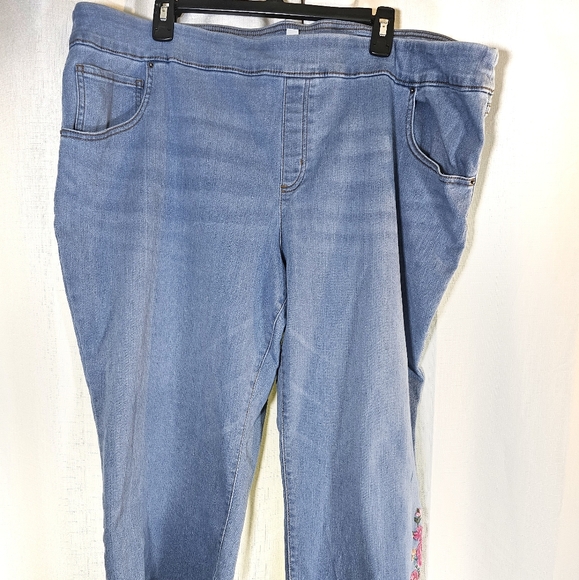 The Pioneer Woman Pants - The Pioneer Woman 2X Embroidered Capri Pants
